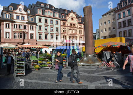 Mainz, Germania - 9 Ottobre 2015 - donna shopping e parlando sul mercato locale in Mainz Foto Stock