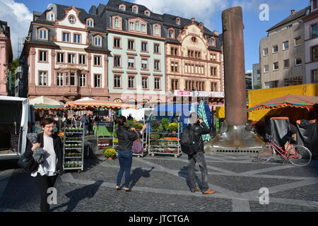 Mainz, Germania - 9 Ottobre 2015 - donna shopping e parlando sul mercato locale in Mainz Foto Stock