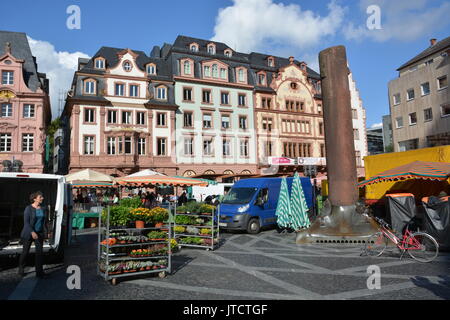 Mainz, Germania - 9 Ottobre 2015 - donna shopping e parlando sul mercato locale in Mainz Foto Stock