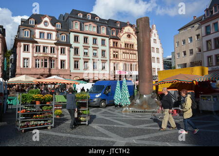 Mainz, Germania - 9 Ottobre 2015 - donna shopping e parlando sul mercato locale in Mainz Foto Stock