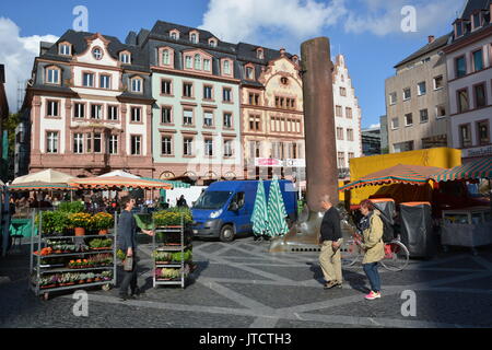 Mainz, Germania - 9 Ottobre 2015 - donna shopping e parlando sul mercato locale in Mainz Foto Stock