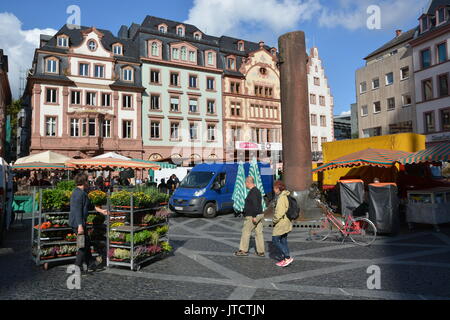 Mainz, Germania - 9 Ottobre 2015 - donna shopping e parlando sul mercato locale in Mainz Foto Stock