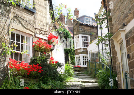 Cottages in Robin Hood's Bay, Yorkshire, Inghilterra. Foto Stock