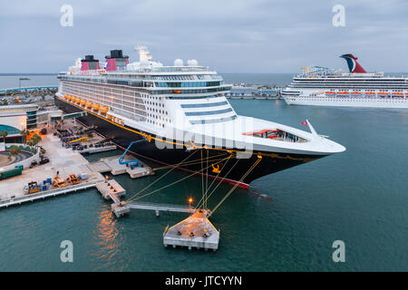 Disney Cruise Ship Fantasy ormeggiata nel Port Canaveral. Disney fantasia, il cui viaggio inaugurale è stato nel 2012, è di proprietà di linee di crociera di Disney. Foto Stock