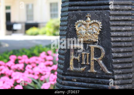 Royal post da fiori su una strada tranquilla Foto Stock