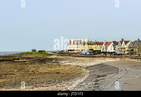 Porthcawl lungomare su un giorno grigio e nuvoloso Foto Stock