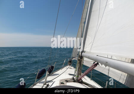 Barche a vela deltaplano in mare aperto Foto Stock