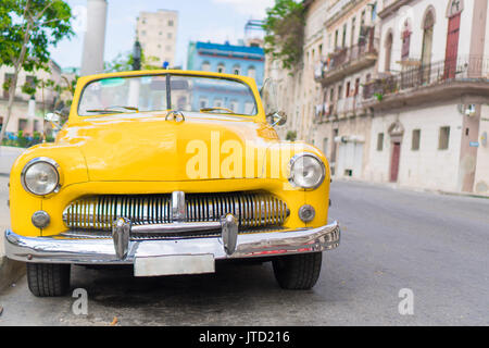 L'Avana, Cuba - Aprile 14, 2017: Closeup di yellow classic vintage auto in Old Havana, Cuba. Il più popolare per il trasporto di turisti sono utilizzati come taxi. Foto Stock