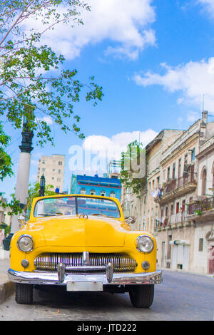 L'Avana, Cuba - Aprile 14, 2017: Closeup di yellow classic vintage auto in Old Havana, Cuba. Il più popolare per il trasporto di turisti sono utilizzati come taxi. Foto Stock