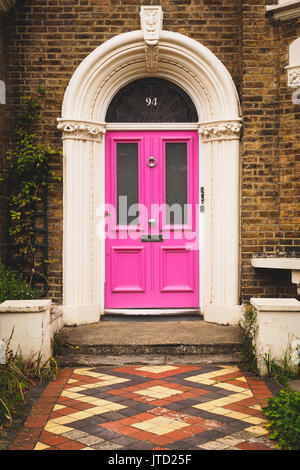 Porta rosa di una terrazza casa vittoriana nel quartiere di Brockley. Londra (UK). Foto Stock