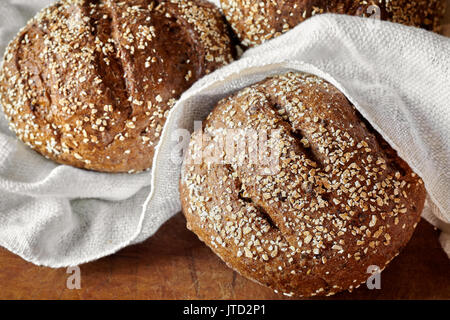 Vista dettagliata del pane integrale con polpettine con diversi semi. Foto Stock