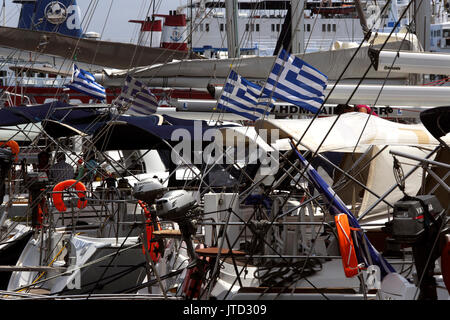 Lavrio Port Attica Grecia Yachts con bandiere Greca Foto Stock