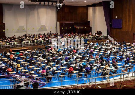 Centinaia di studenti che scrivono un esame in un grande auditorium, in un'università, in Canada. I posti a sedere sono disposti per prendere le distanze sociali e prevenire imbrogli. Foto Stock