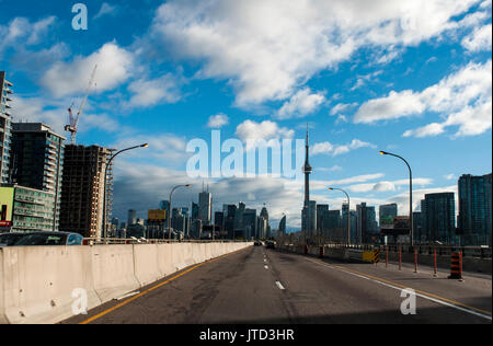 Avvicinando Downtown Toronto il Gardiner Expressway, vista del conducente, Ontario, Canada Foto Stock