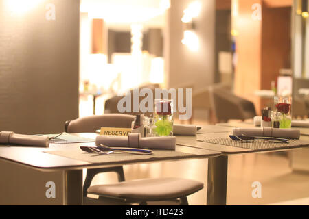 Tavolo riservato in restaraunt close-up. Bellissimo Ristorante interno nella luce della sera. Foto Stock