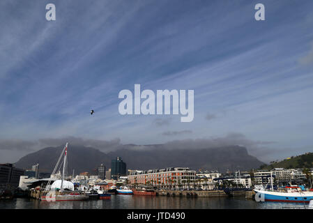 Una vista di V&A Waterfront con Table Mountain e il Devil's Peak in background in Città del Capo Western Cape, Sud Africa. Foto Stock