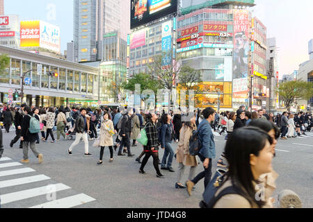 TOKYO - aprile 10: una folla di persone che attraversano il centro di Shibuya il 10 aprile 2017, la più importante commerciale e il centro moda a Tokyo in Giappone Foto Stock