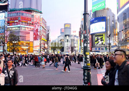 TOKYO - aprile 10: una folla di persone che attraversano il centro di Shibuya il 10 aprile 2017, la più importante commerciale e il centro moda a Tokyo in Giappone Foto Stock