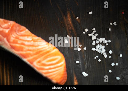 Filetto di salmone con modello Yanagiba coltello e solt di legno Foto Stock