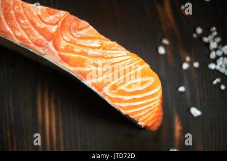 Filetto di salmone con modello Yanagiba coltello e solt di legno Foto Stock