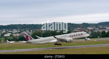 Qatar airlines in arrivo a Zurigo da Doha Foto Stock