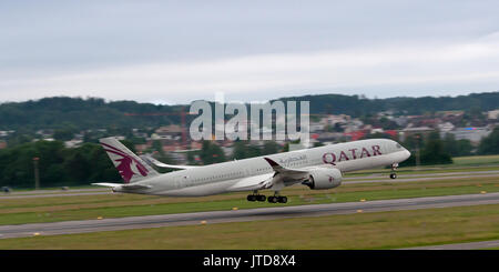 Qatar airlines in arrivo a Zurigo da Doha Foto Stock