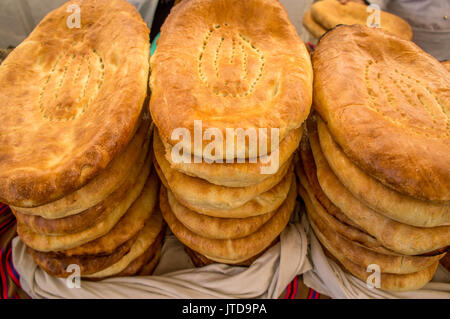 Pane appena sfornato in vendita a Aşgabat, Turkmenistan Foto Stock