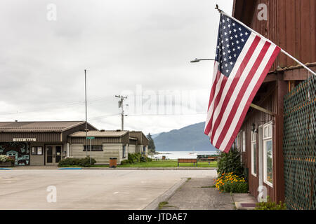 Wrangell, Alaska, Stati Uniti d'America - 24 luglio 2017: gli Stati Uniti d'America bandiera al di fuori di un negozio vicino alla city hall presso il downtown. Foto Stock