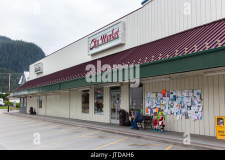 Wrangell, Alaska - usa - Luglio 24, 2017: vista anteriore della città mercato di wrangell. Foto Stock