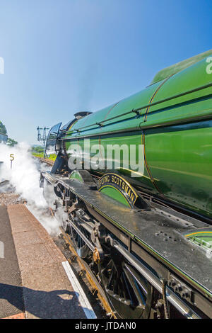 Famosa in tutto il mondo ex-LNER locomotiva a vapore No.60103 'Flying Scotsman' si diparte da Vescovi Lydeard sulla West Somerset Railway, England, Regno Unito Foto Stock