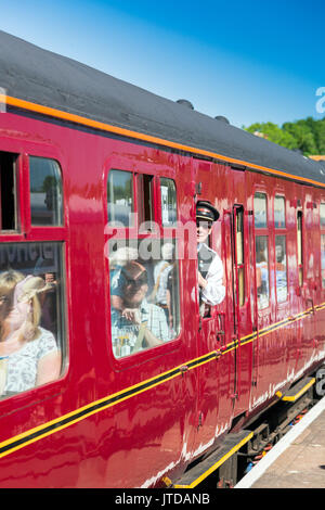 La protezione di un treno speciale trainati da ex-LNER locomotore No.60103 'Flying Scotsman' a vescovi Lydeard stazione, West Somerset Railway, England, Regno Unito Foto Stock