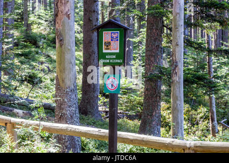 Segna il confine della Riserva Naturale Nazionale a Sumava parco nazionale il cui accesso è vietato Foto Stock