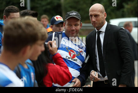 La lettura di manager Jaap Stam (destra) in posa per una fotografia con una ventola davanti al carabao Cup, primo round in abbinamento al Madejski Stadium, lettura. Foto Stock