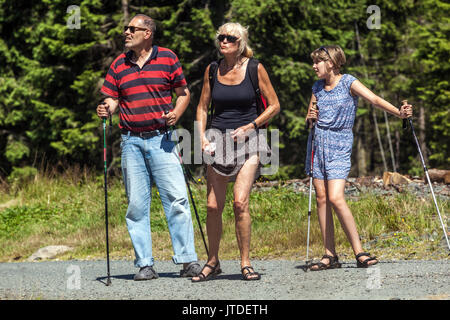 Parco nazionale di Sumava, Repubblica Ceca, anziani attivi, nordic walking, nonni con una ragazza, nonni attivi Repubblica Ceca anziani cechi Foto Stock