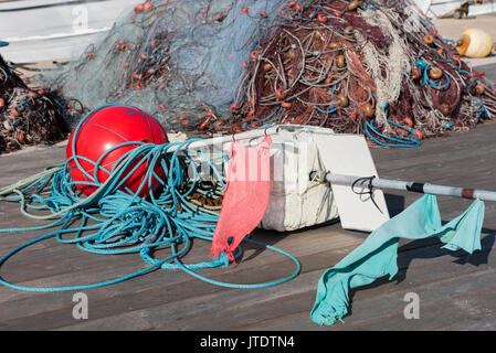 Rete da pesca e gavitelli di ormeggio nel porto di Sun Foto Stock