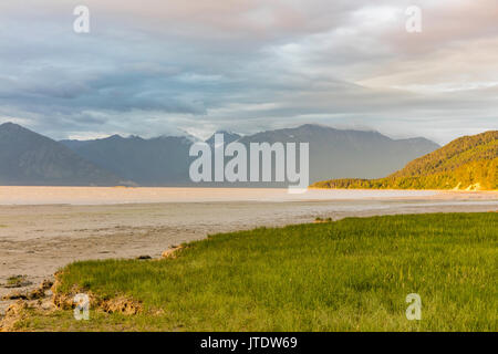 Calda e fredda luce della sera migliorare questa vista panoramica delle Chugach Mountains e Turnagain braccio dalla speranza in Alaska centromeridionale. Foto Stock