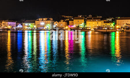 Vista delle case dell'isola di Ciovo, notte scena colorati. Destinazione di viaggio. La vacanza estiva. Foto Stock