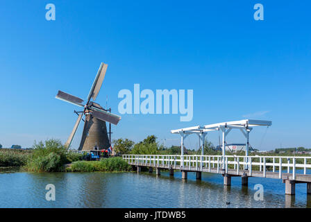 Museo mulino, su della storica mulini a vento a Kinderdijk, Molenwaard, vicino a Rotterdam, Paesi Bassi. Mulino a vento olandese. Foto Stock