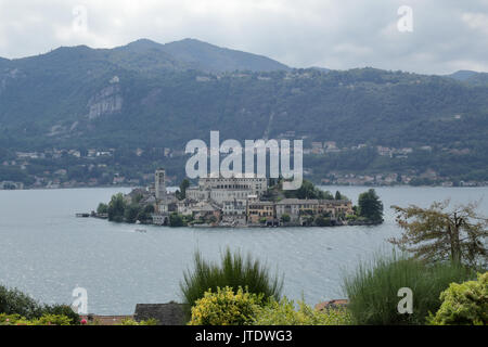 Un paesaggio di Orta San Giulio isola nel Lago d'Orta, nella provincia di Novara nel nord Italia Foto Stock