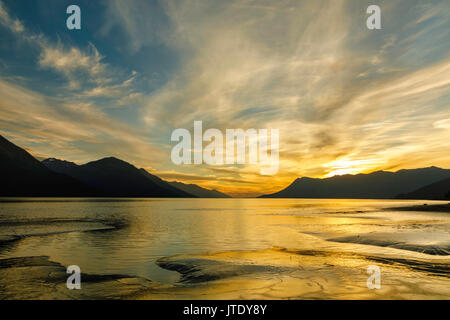 Tramonto su Chugach e Kenai Mountains e le piane di marea del braccio Turnagain centromeridionale in Alaska. Foto Stock