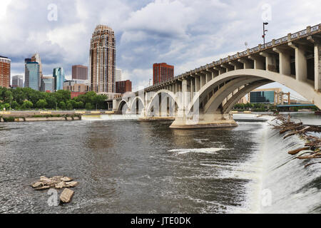 Minneapolis skyline del centro e la terza Avenue ponte sopra Saint Anthony Falls, Mississippi. La Midwest USA, Minnesota. Foto Stock