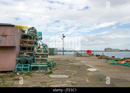 Scozia, Highlands, Scottish Scenish Scenish Scotland, Harbour, concrete Pier, Reti da pesca, trappole da pesca, attrezzatura da pesca, molo, attrezzatura da pesca, Porto, cantiere Foto Stock