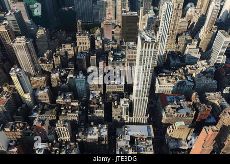 Vista verso il basso da Empire State Building di New York City Foto Stock