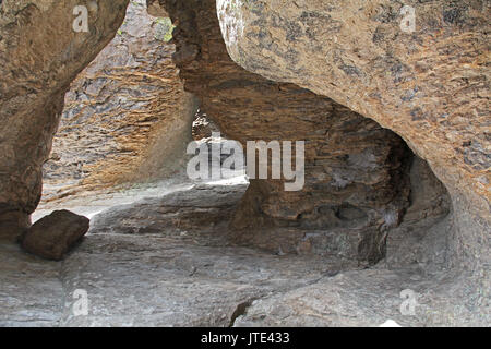 Echo Canyon rock alla grotta come formazione alla base di hoodoos in Chiricahua National Monument vicino Wilcox, nel sud dell'Arizona, Stati Uniti d'America. Foto Stock