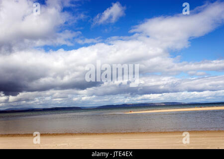 Scozia, Highlands, Nairn, Moray Firth, spettacolare skyline, Bella spiaggia, Golden Sands, Blue Skies, nuvole bianche, Hilltop background, Linea costiera Foto Stock