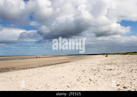 Highlands scozzesi, Nairn, spettacolare skyline, spiaggia, bassa marea, Nuvole bianche, impronte nella sabbia, zona di erba, paesaggio scozzese, passeggiata sulla spiaggia Foto Stock