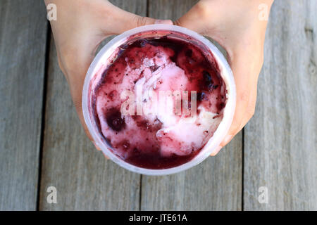 Berry yogurt aromatizzati contro lo sfondo di legno Foto Stock