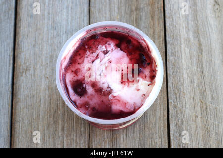 Berry yogurt aromatizzati contro lo sfondo di legno Foto Stock