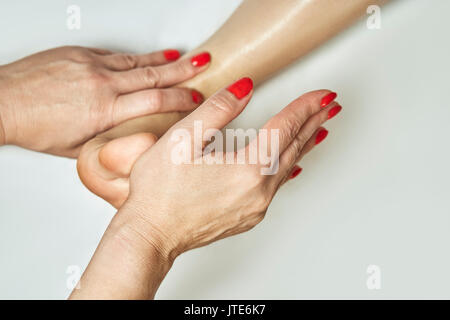 Le mani della massaggiatrice professionale applicando una pressione sulle dita per rilasciare il pedale di stress. spa e wellness. primo piano. Foto Stock