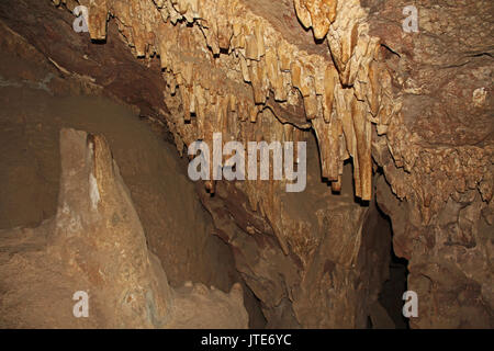 Le formazioni rocciose all'interno della grotta presso la grotta colossale Mountain Park a Vail, Arizona, Stati Uniti d'America, nei pressi di Tucson nel Deserto di Sonora. Foto Stock